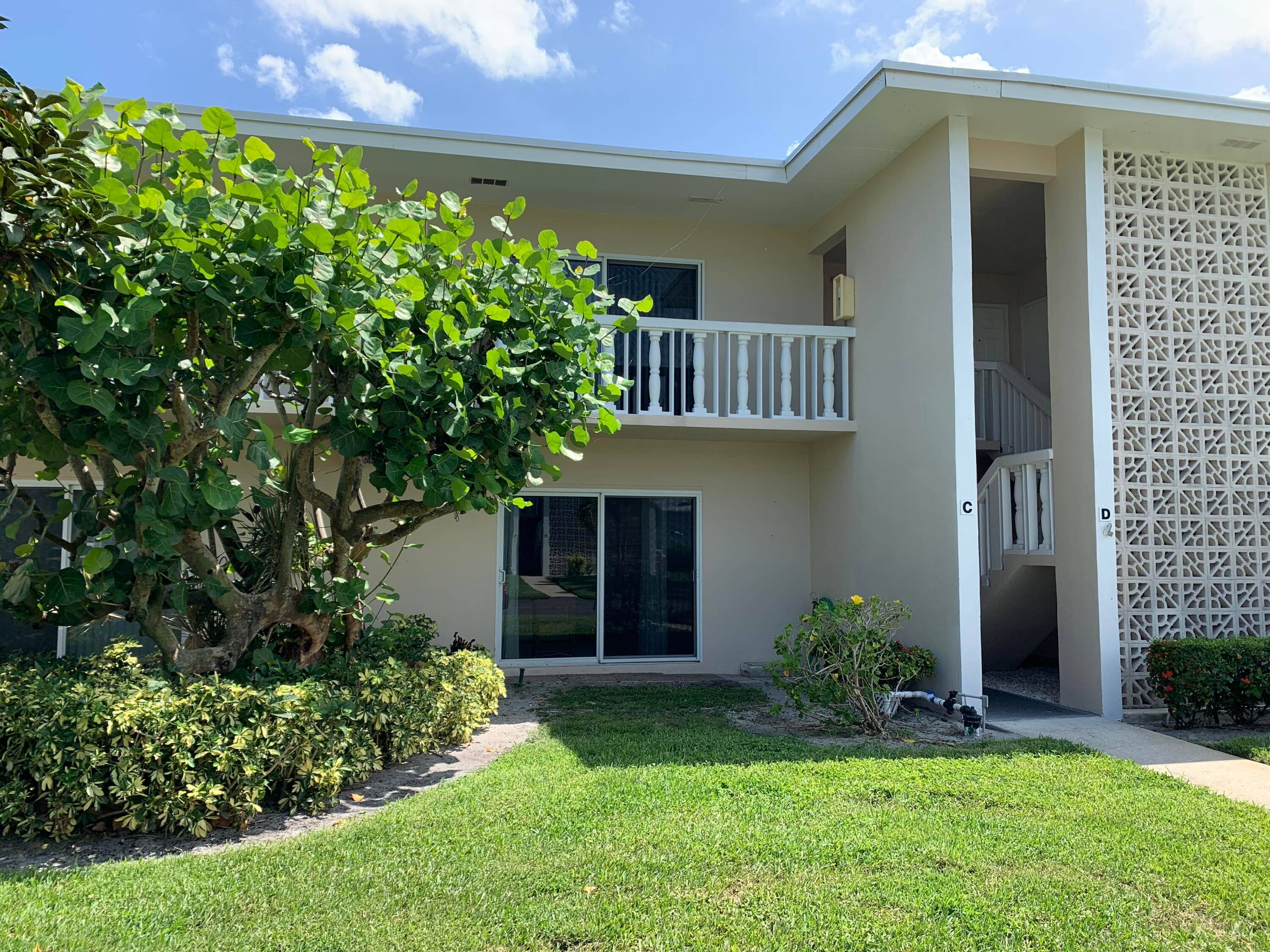 LOCATION LOCATION LOCATION Enjoy carefree adult living 5 minutes to the beach, I 95, shopping or restaurants in desirable SE Boynton Beach FL Kitchen updated with granite countertops, tile backsplashes ...