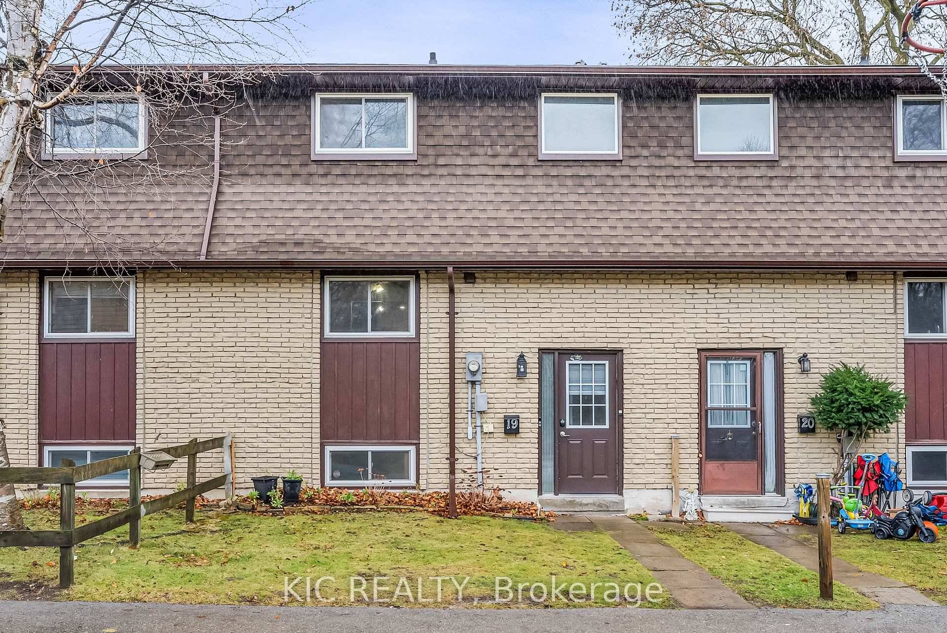 This charming three bedroom townhouse offers comfort and convenience !