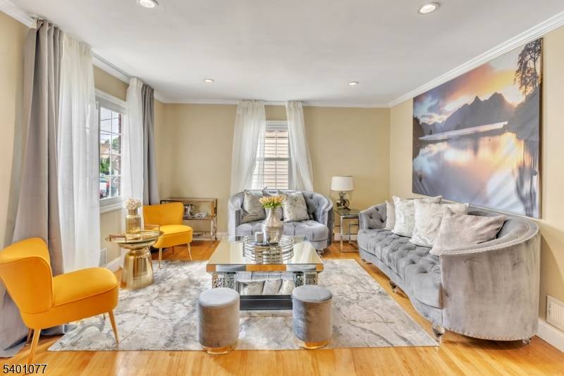 Welcome to 721 Sheridan a true entertainer's delight !