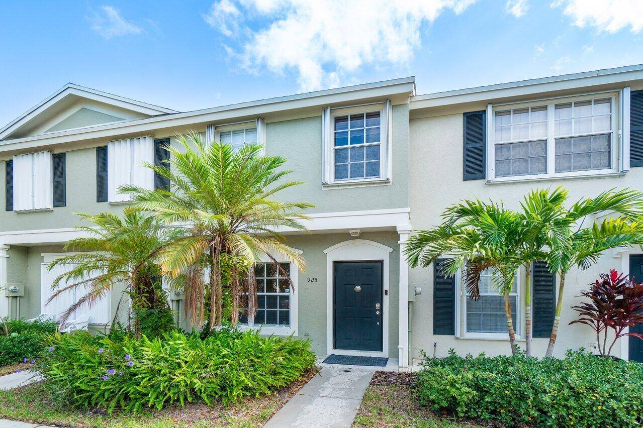 Welcome to this beautifully maintained 3 bedroom, 2.