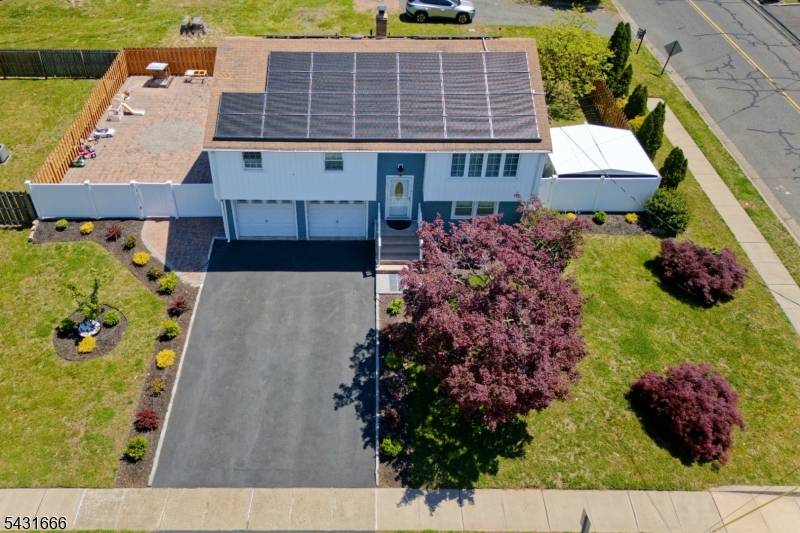 Modern Bilevel Home this stunning 3 bedroom, 2 bathroom home has been thoughtfully updated with a modern twist throughout blending contemporary style with warm, inviting finishes.
