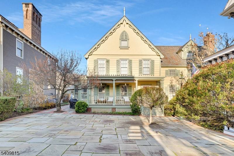 Welcome to Murray Hill Square, a distinctive community inspired by classic Williamsburg architecture.