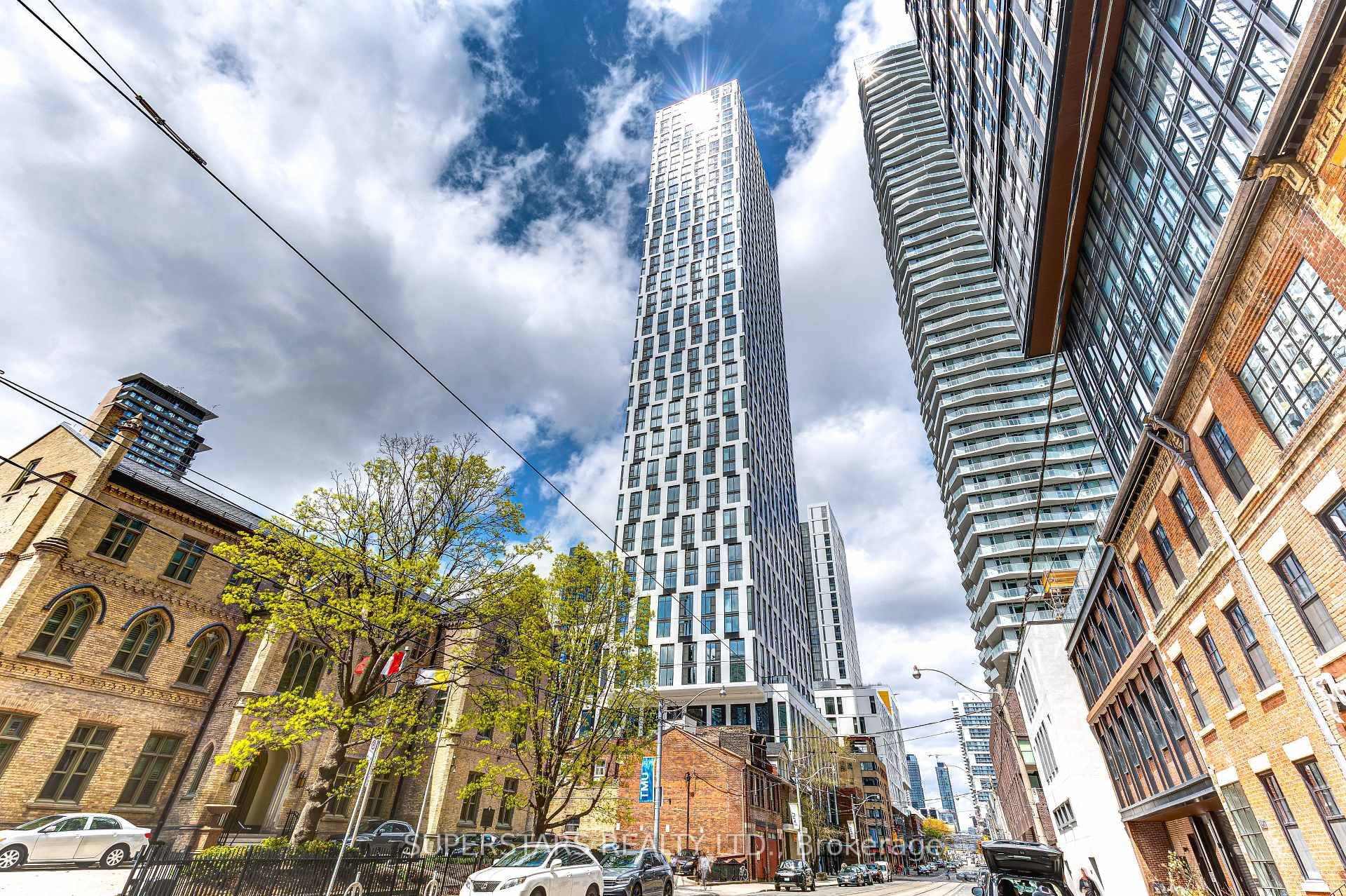 Brand new never live in 1 1 condo unit.
