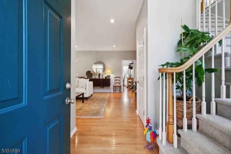 BOM Welcome to the elegant Villas at Crown View, a lovely, gated community of detached townhouses in West Orange.