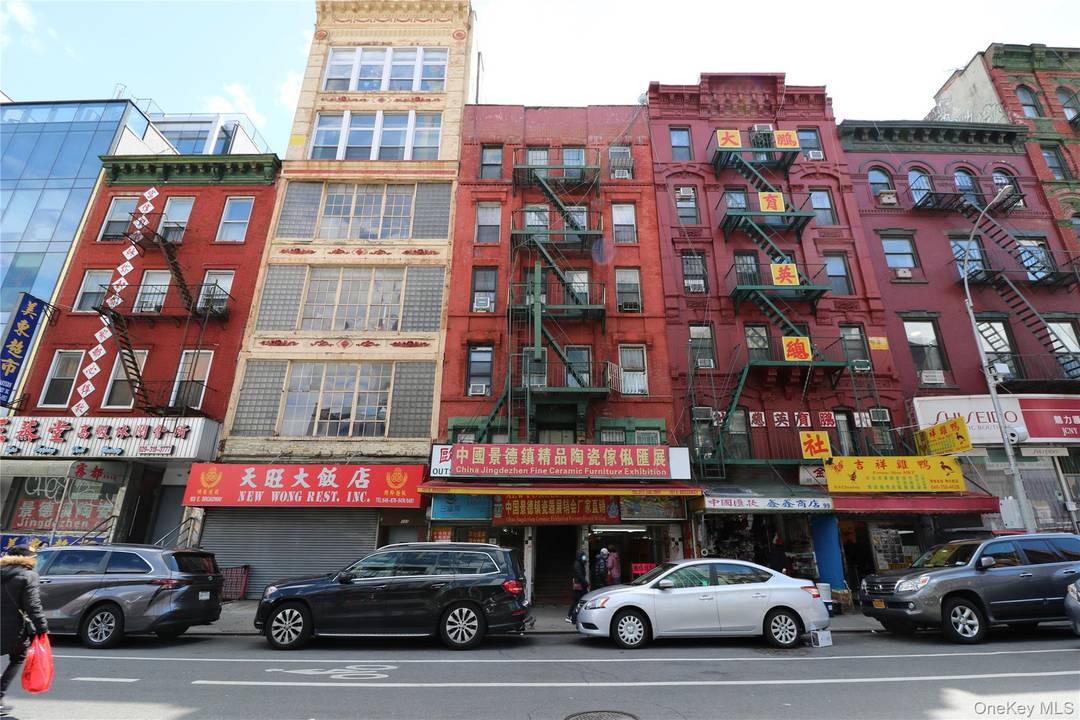 Located at the busy intersection of East Broadway and the heart of Chinatown Lower East Side, this highly visible retail storefront offers up to 2, 000 square feet of flexible ...