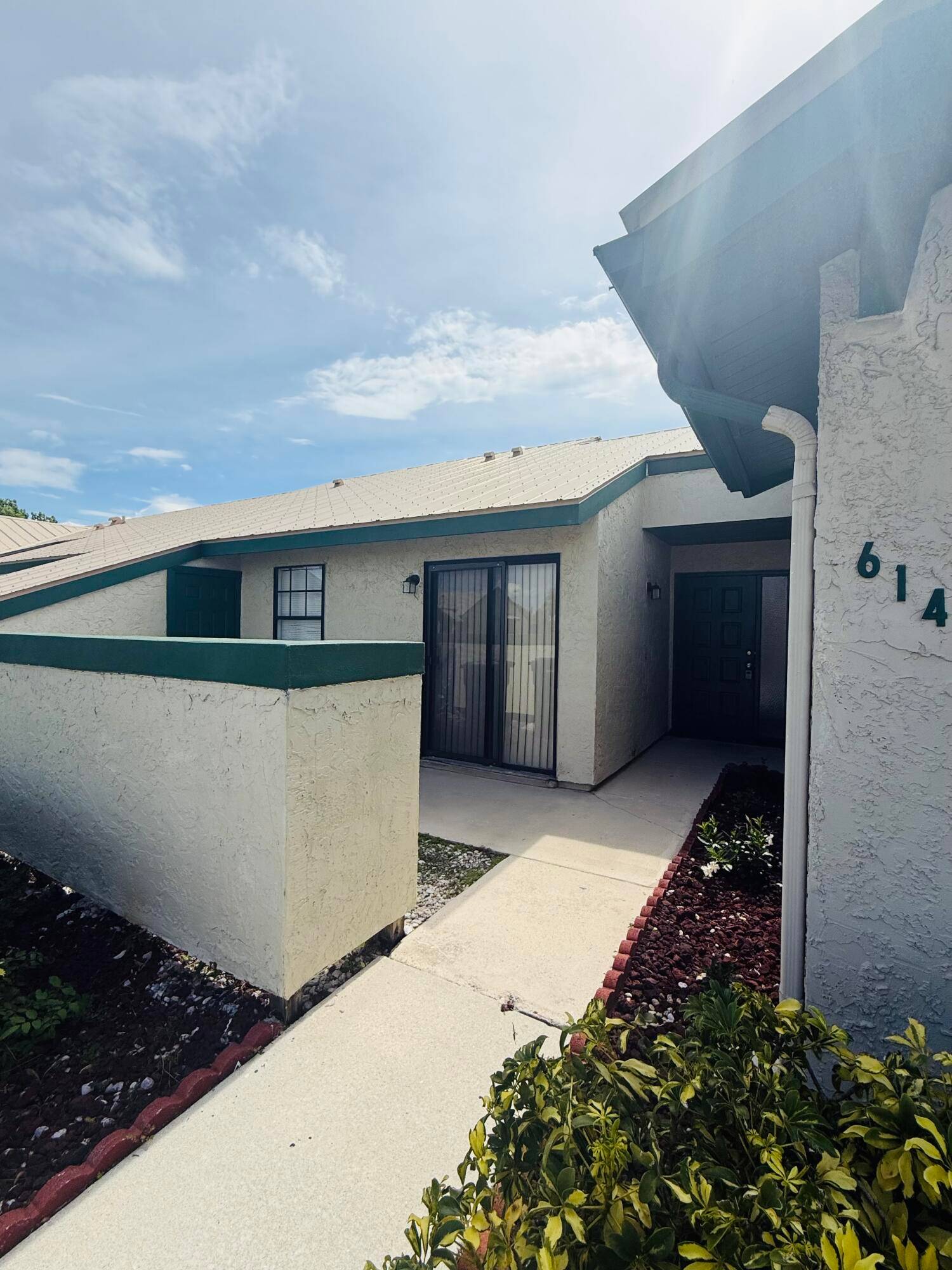 This 2 1 villa is very clean and freshly painted and move in ready.