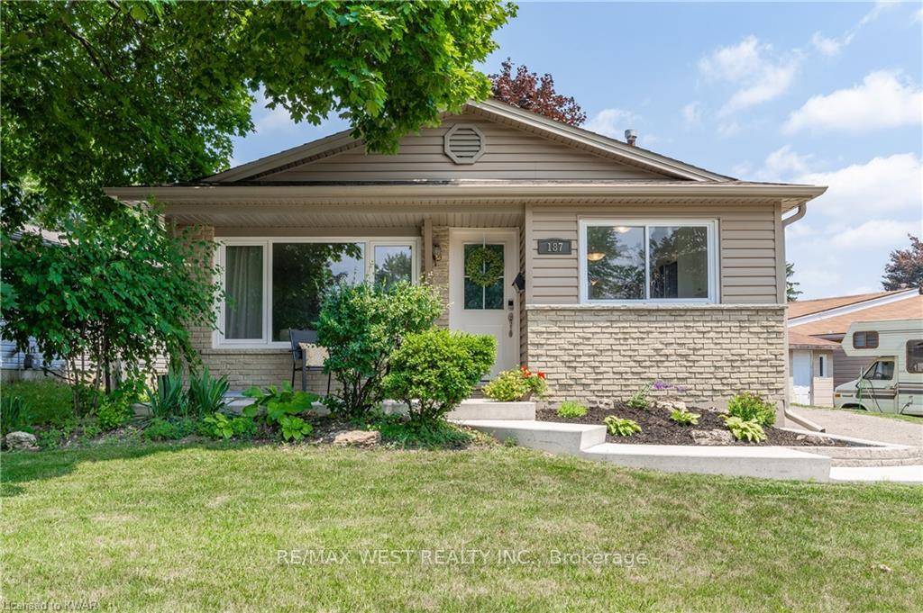 Welcome home to this stunning and renovated duplex, located in the family friendly neighbourhood of Forest Heights.