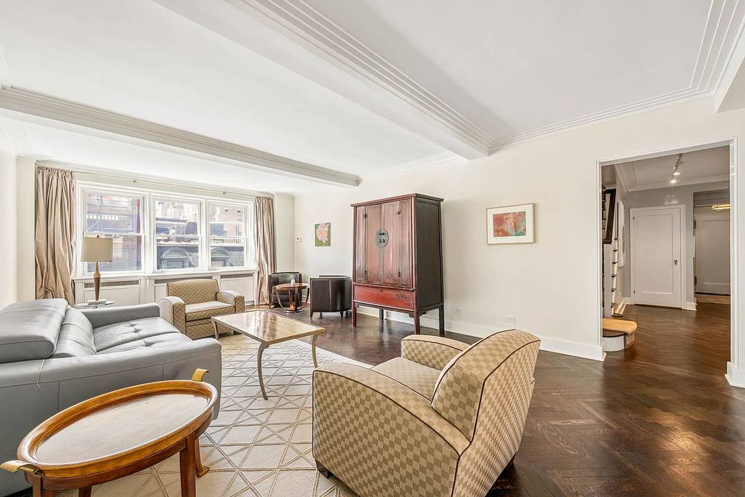 MINT CONDITION PARK BLOCK DUPLEX Located on the coveted Gold Coast of the Upper East Side, just half a block from Central Park, this stunning prewar Art Deco duplex offers ...