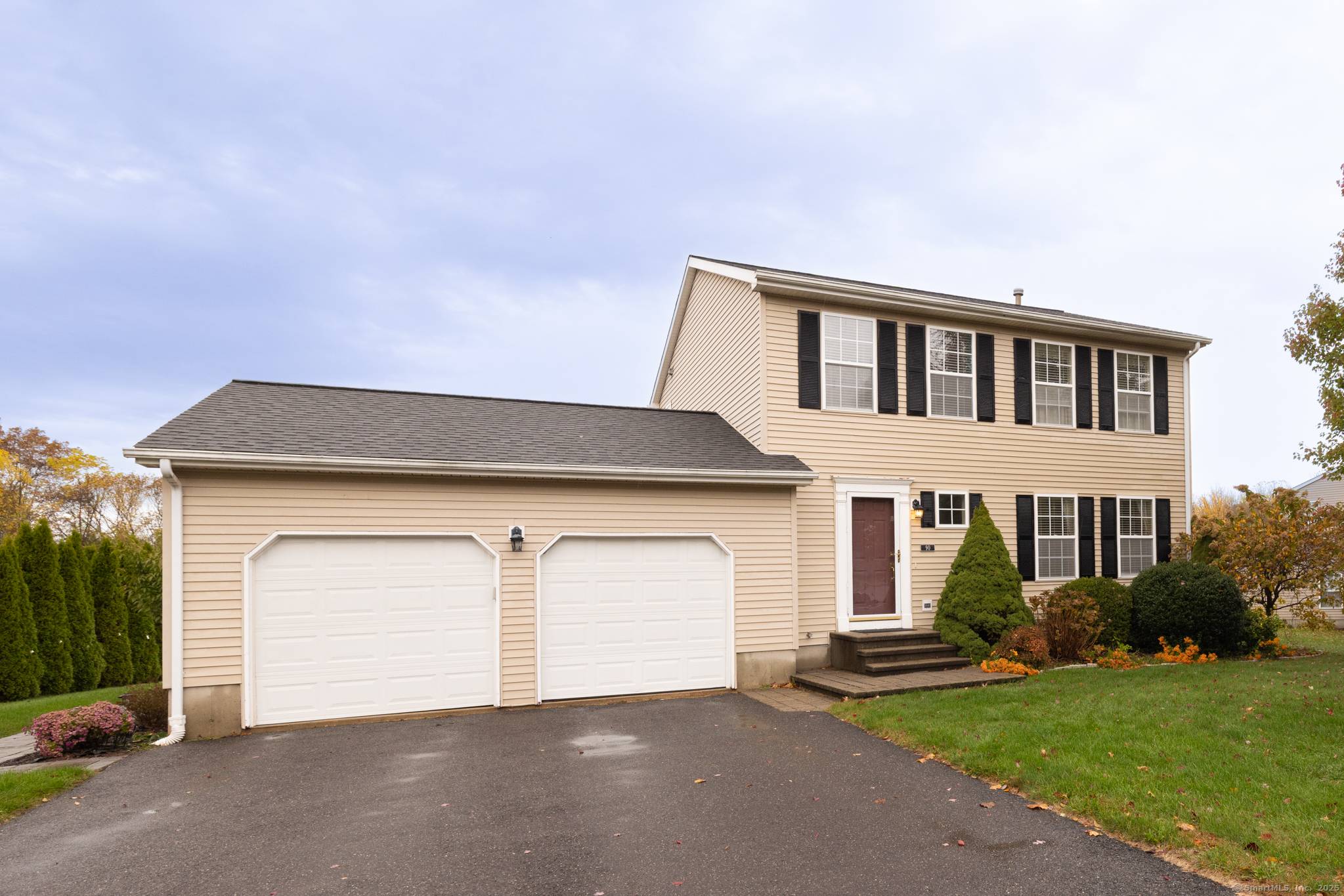 Welcome to your new home in the desirable Hunt Club neighborhood of Middletown !