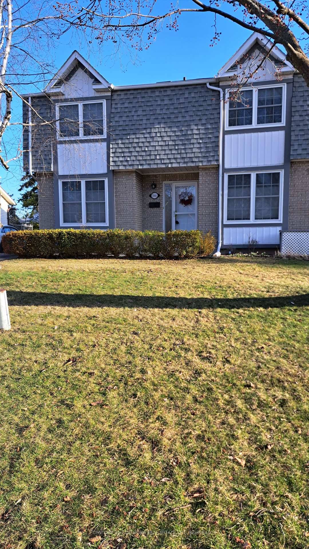 Spacious Backsplit in Cataraqui Woods Backing Onto Parkland !