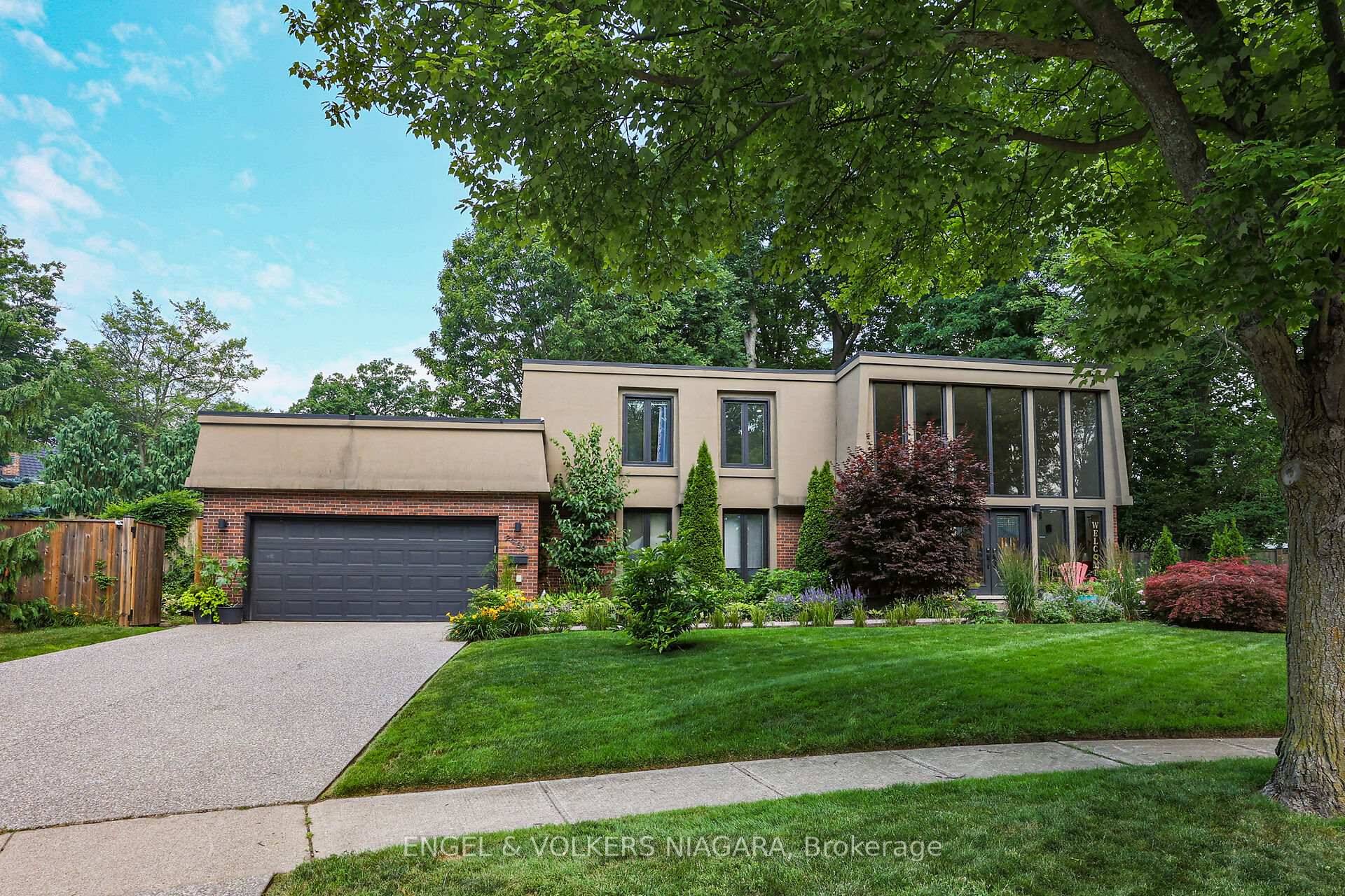 Welcome to the highly desired North end in Rolla Woods sitting on the border of Niagara Falls and Niagara on the Lake Wine Country in a quiet mature Cul de ...