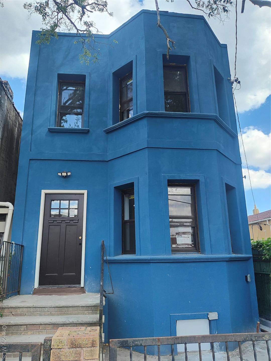 Welcome to 132 25 RUBY STREET, located in a vibrant neighborhood of Linwood Howard beach, Fully renovated.