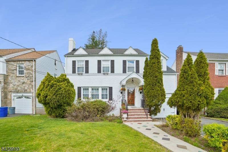 Welcome to this charmer in the sought after Larchmont Estates section of Union Township.