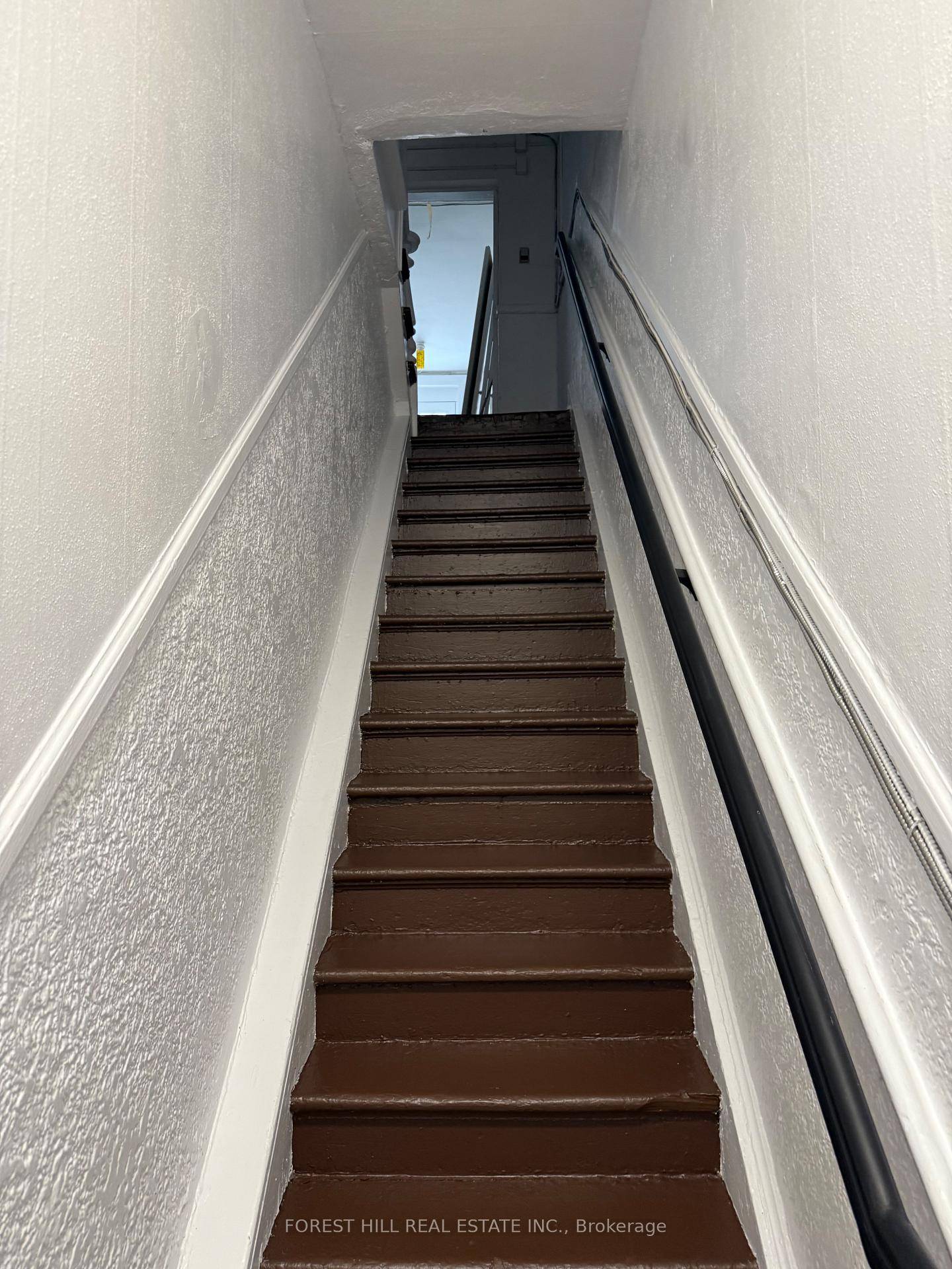 Freshly painted 4 bedroom, 2 washroom unit located on Dundas St.