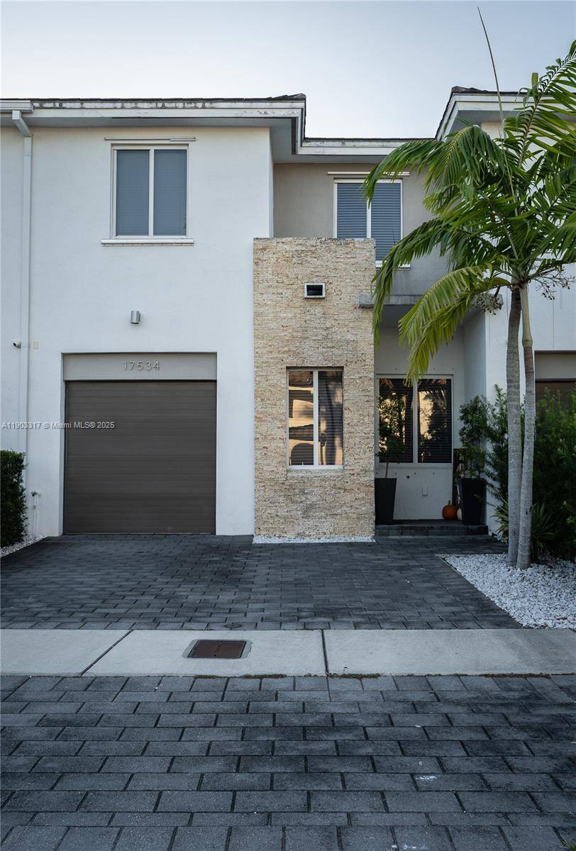 Modern townhouse located in a highly desirable Venetian neighborhood.