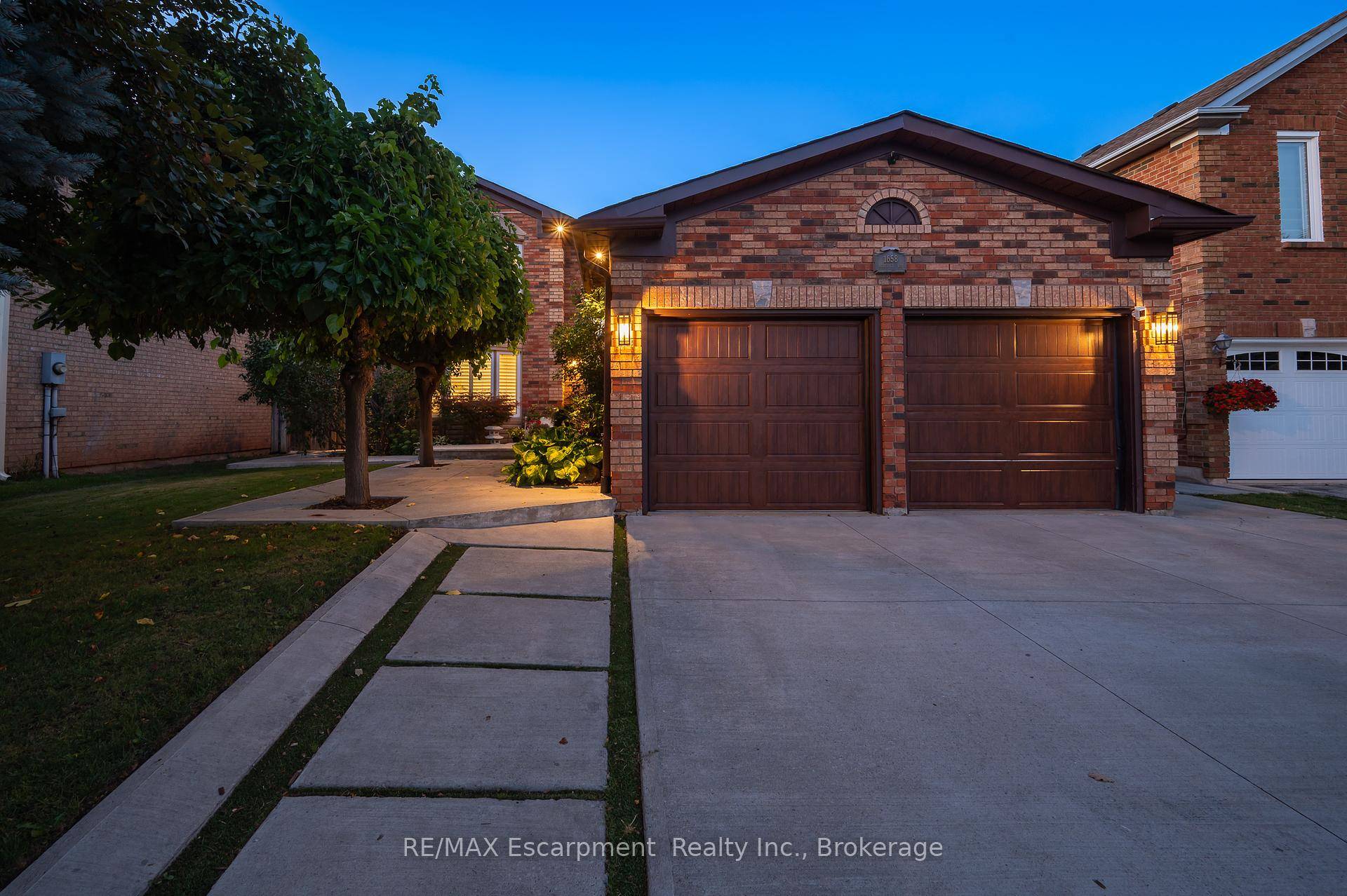 Beautiful Ravine Lot Home in Glen Abbey Backing on to Merchants Trail amp ; Across from Heritage Way Park.