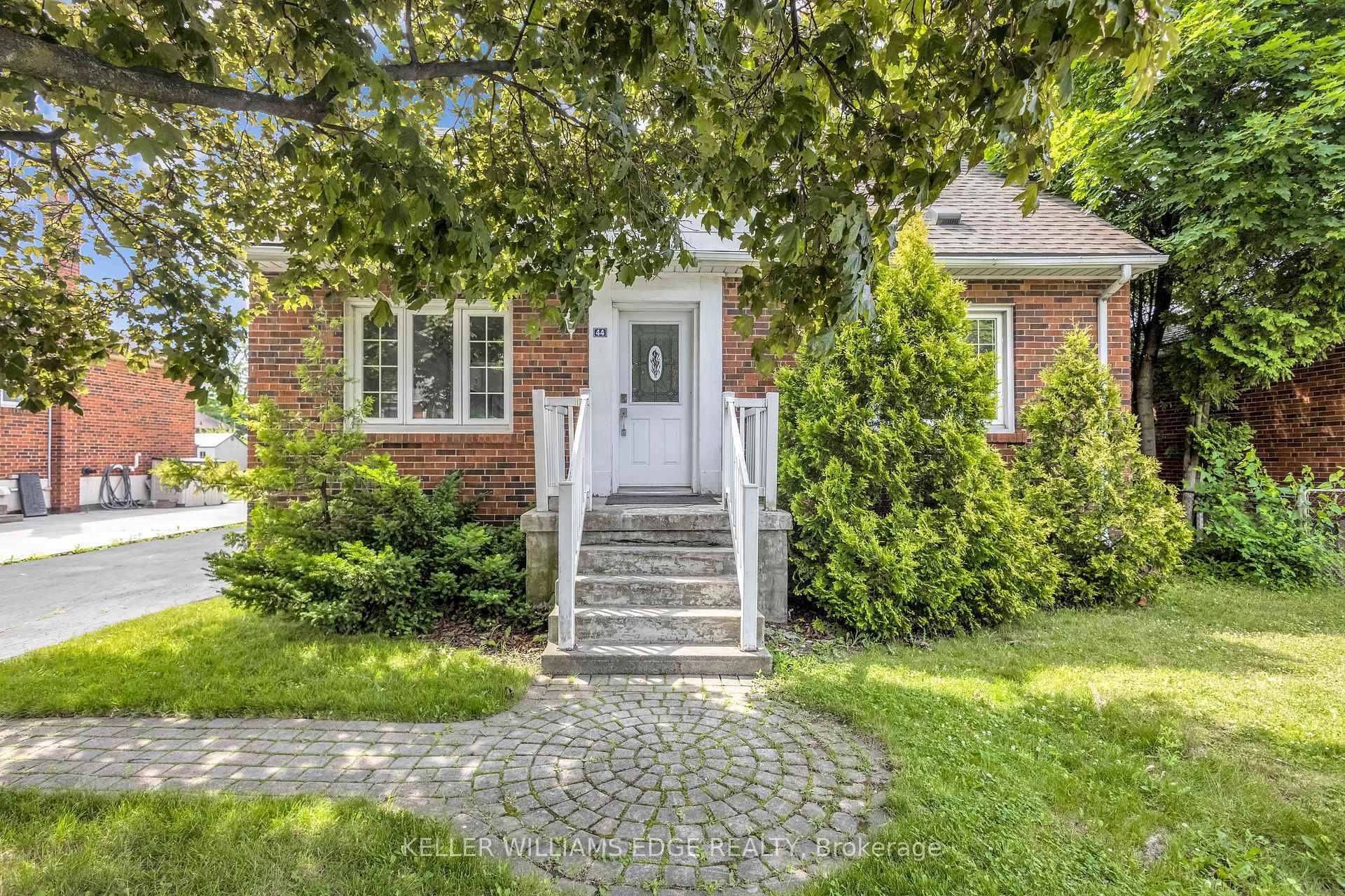 Welcome to 44 West 4th Street a beautifully renovated 3 bed, 1 bath unit in the desirable West Hamilton Mountain neighbourhood, just steps from Mohawk College.