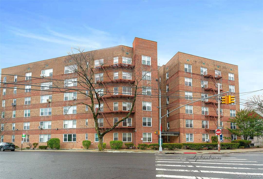 The Alderton Bright, Renovated 2BR in Prime Rego Park bordering Forest Hills.