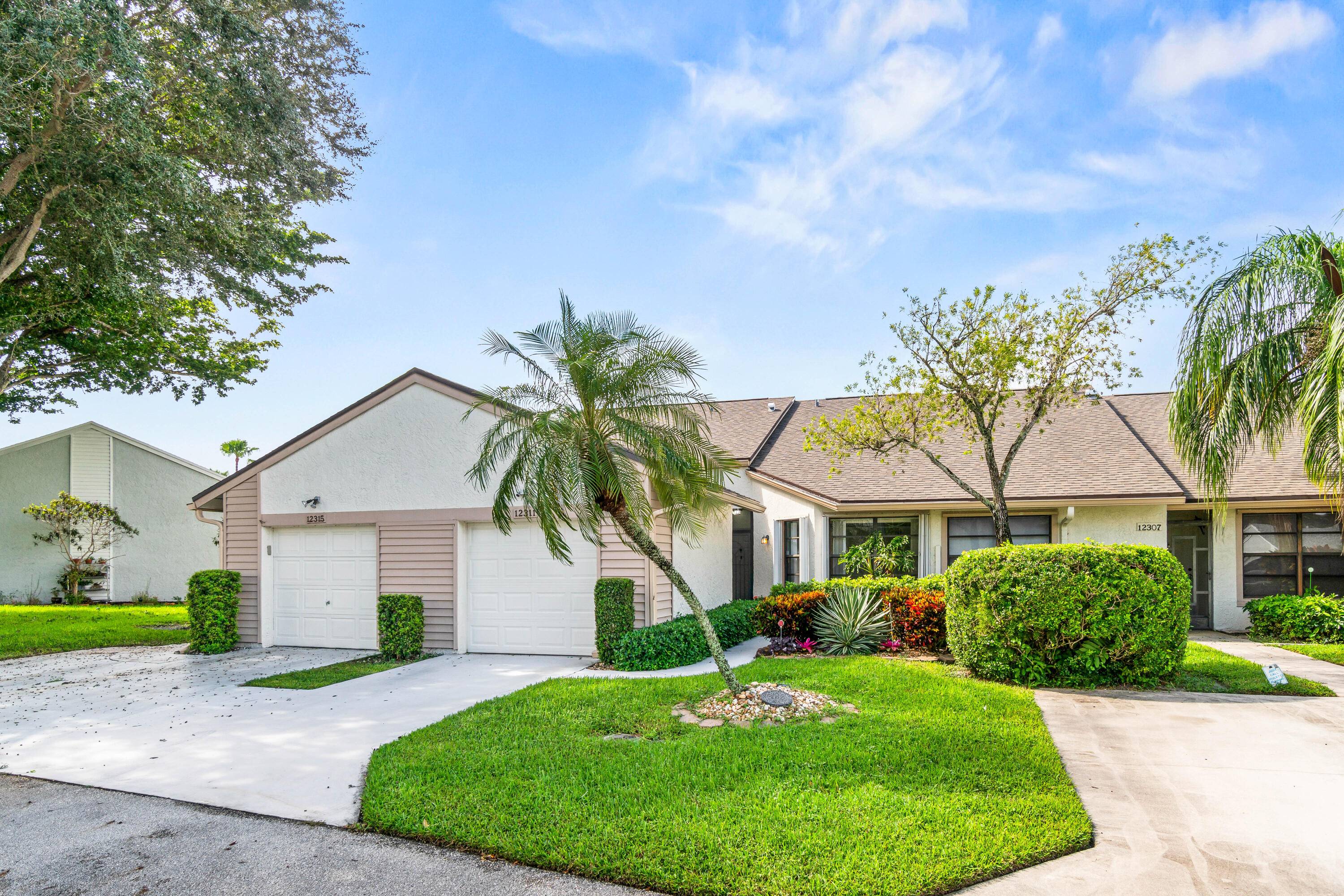 Beautiful Lake View ! This spacious home features vaulted ceilings, an eat in kitchen, and indoor laundry not in the garage.