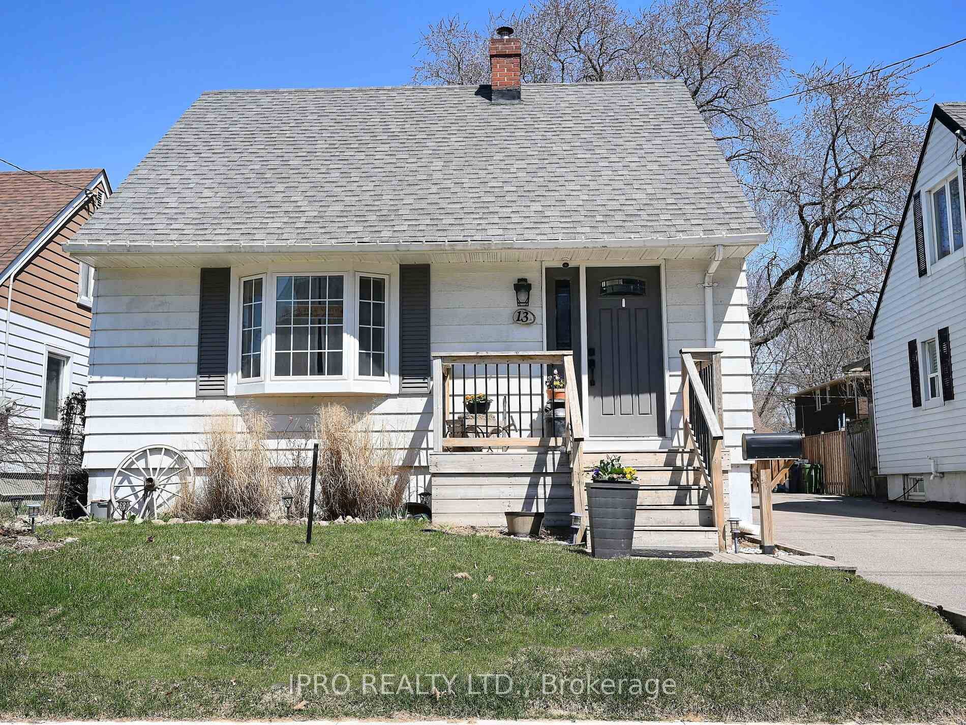 Location ! Location ! Charming home in Queensway Village.