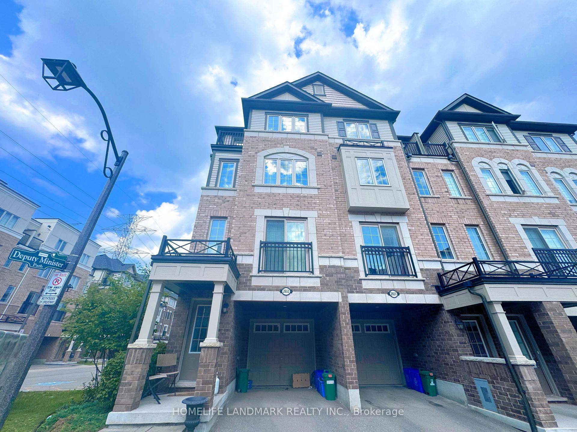 End Unit ! ! Amazing Beautiful 3 Bedroom Townhouse In North Oshawa.