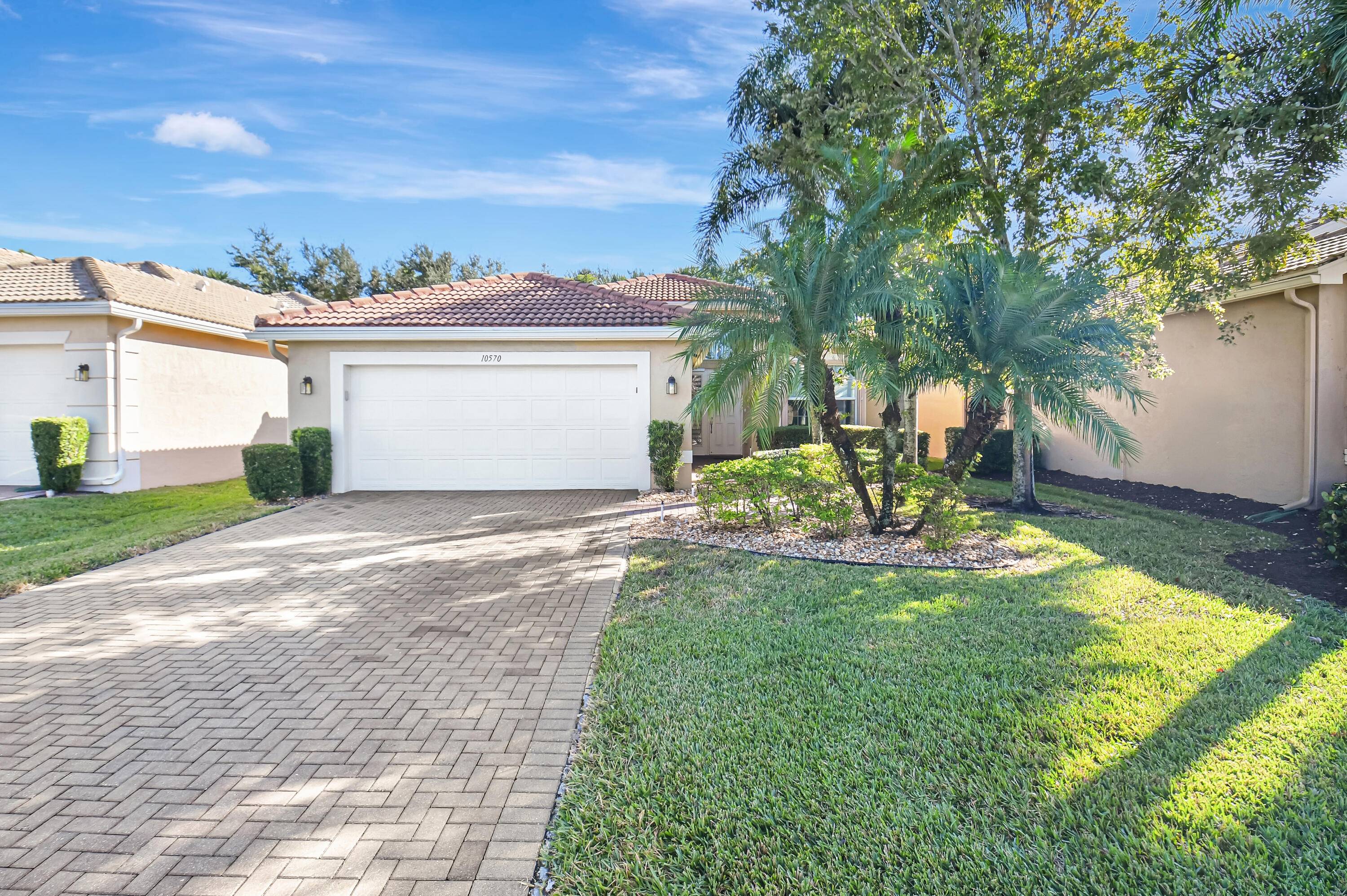 Move right into this lovely one story home conveniently located close to the Valencia Reserve clubhouse.