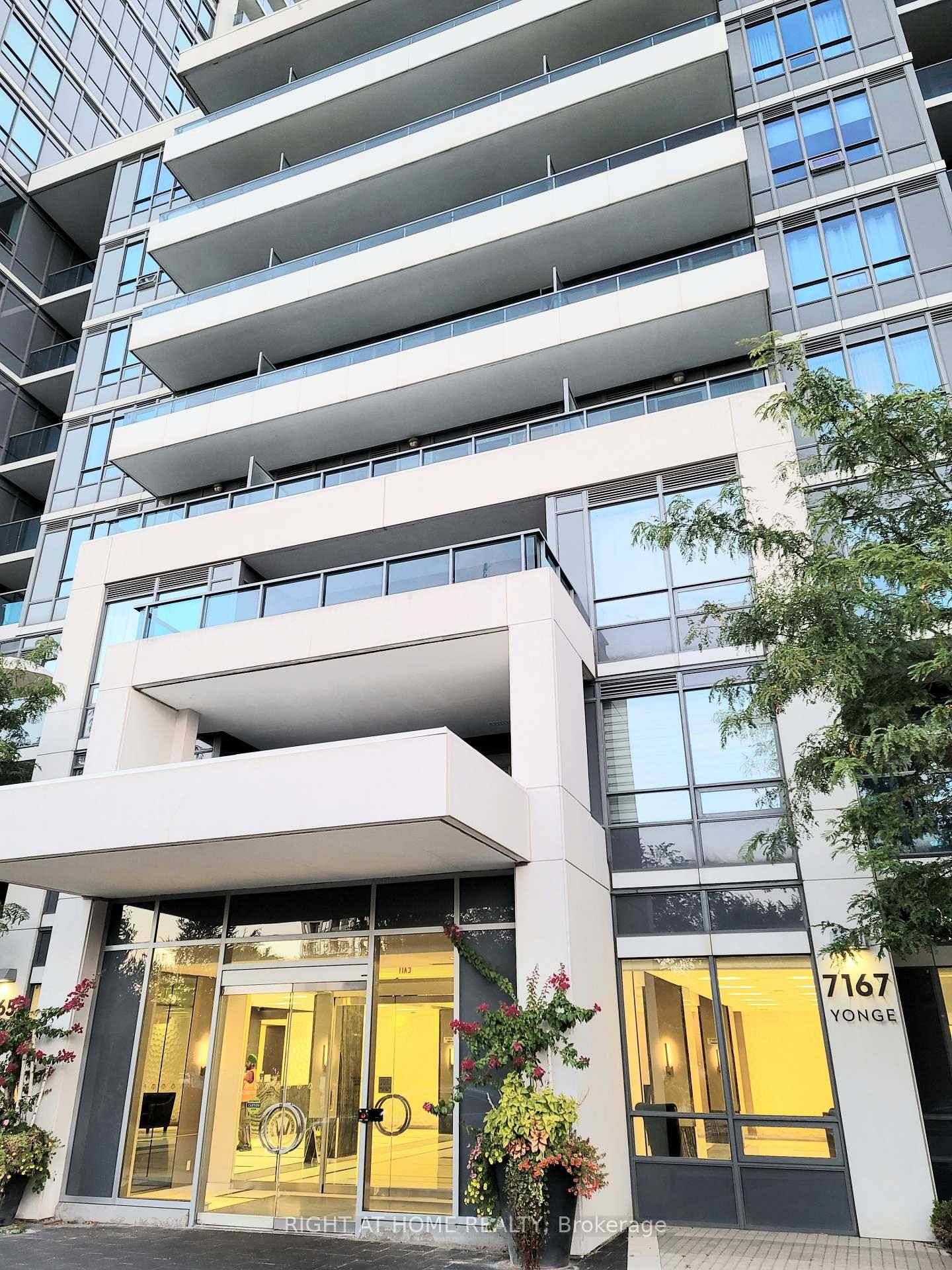 Bright and sun filled 1 Den condo unit with a functional layout and breathtaking, unobstructed south facing views.