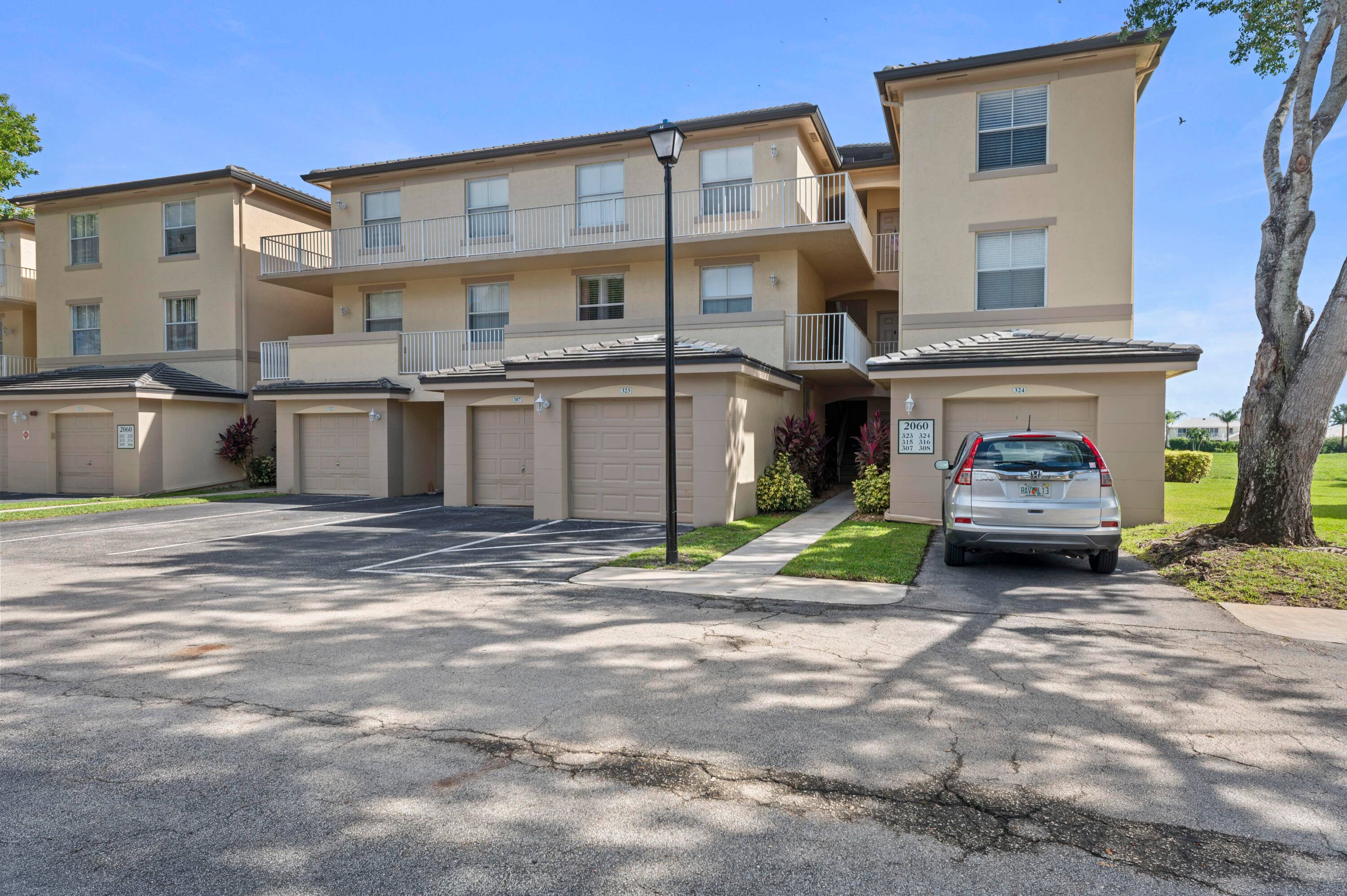 Beautifully Renovated 3 Bedroom, 2 Bath Condo in the Heart of Wellington !
