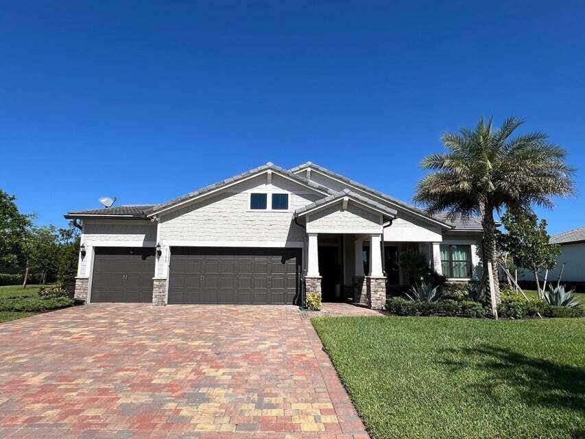 PRICED TO SELL QUICKLY ! This impressive new construction home in Ancient Tree shows like a model on 1 3 acre.