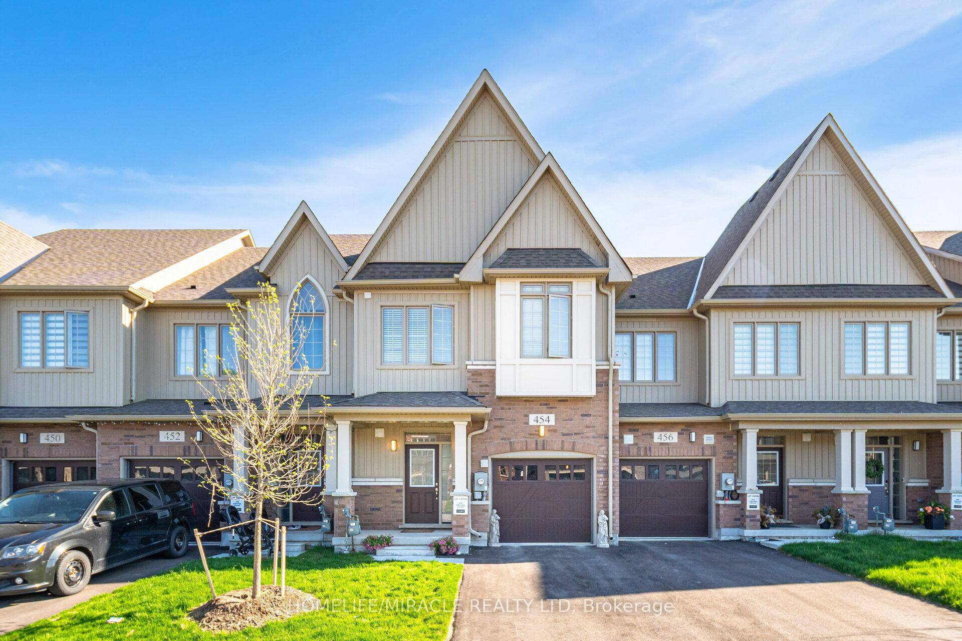 ! ! Absolutely Gorgeous Freehold Townhome Built by Cachet Homes, Fully Upgraded comes with 3 Bedrooms amp ; 3 Bathrooms.