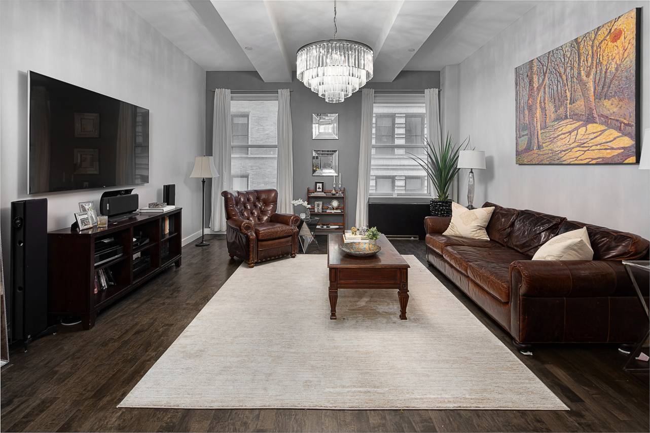 THE LOFT Tucked away in the highly sought after 15 Broad Street building is the fabulous apartment 1026.