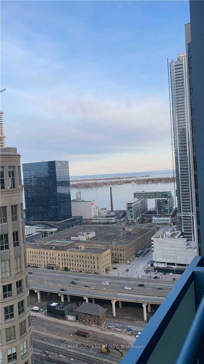 Client RemarksStunning Eastern Views, A Combination Of Beautiful Lake And City View.