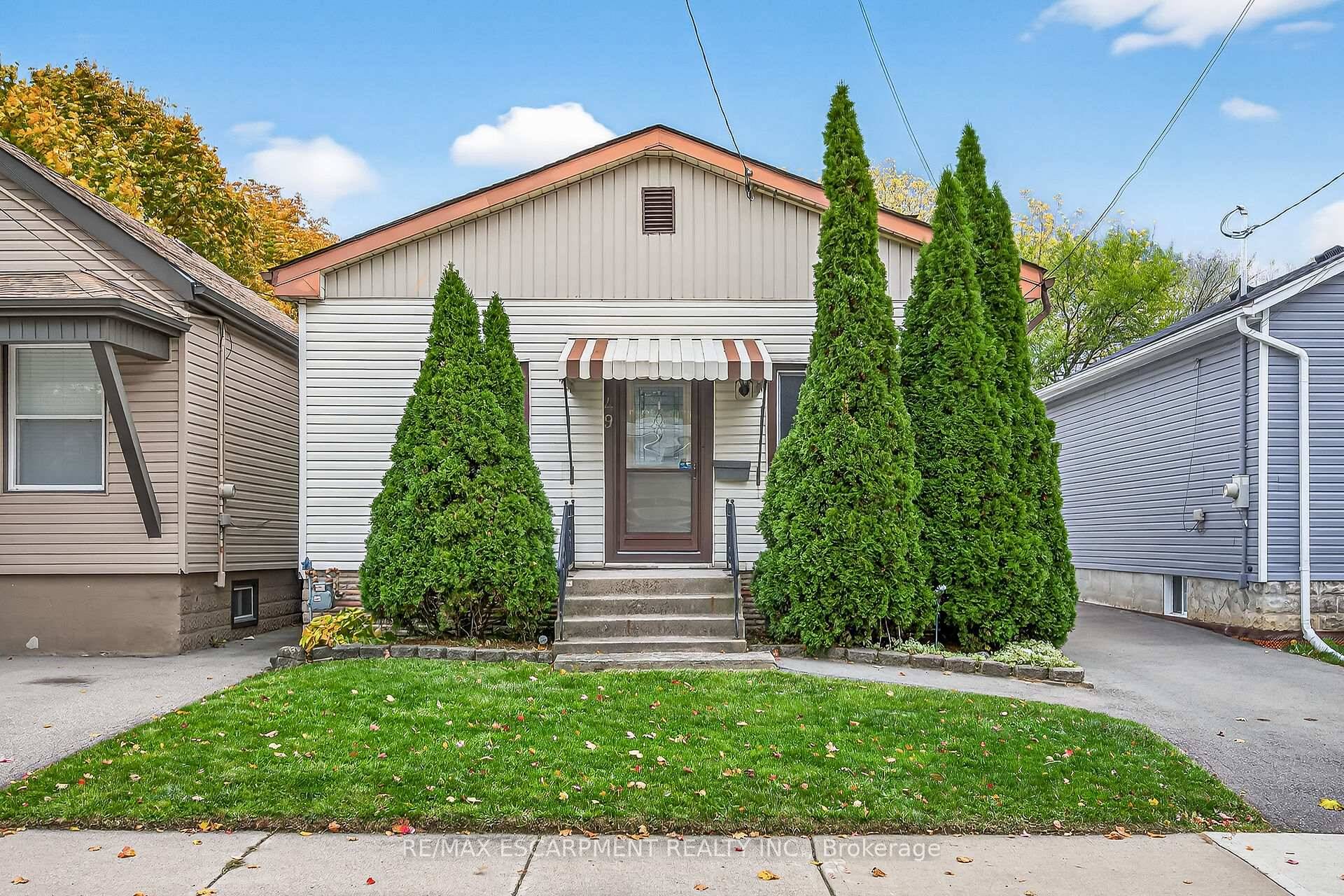 Well cared for 2 1 bedroom bungalow ideally located on the Hamilton mountain close to Concession Street and the scenic Mountain Brow, as well as the Juravinski Hospital and the ...