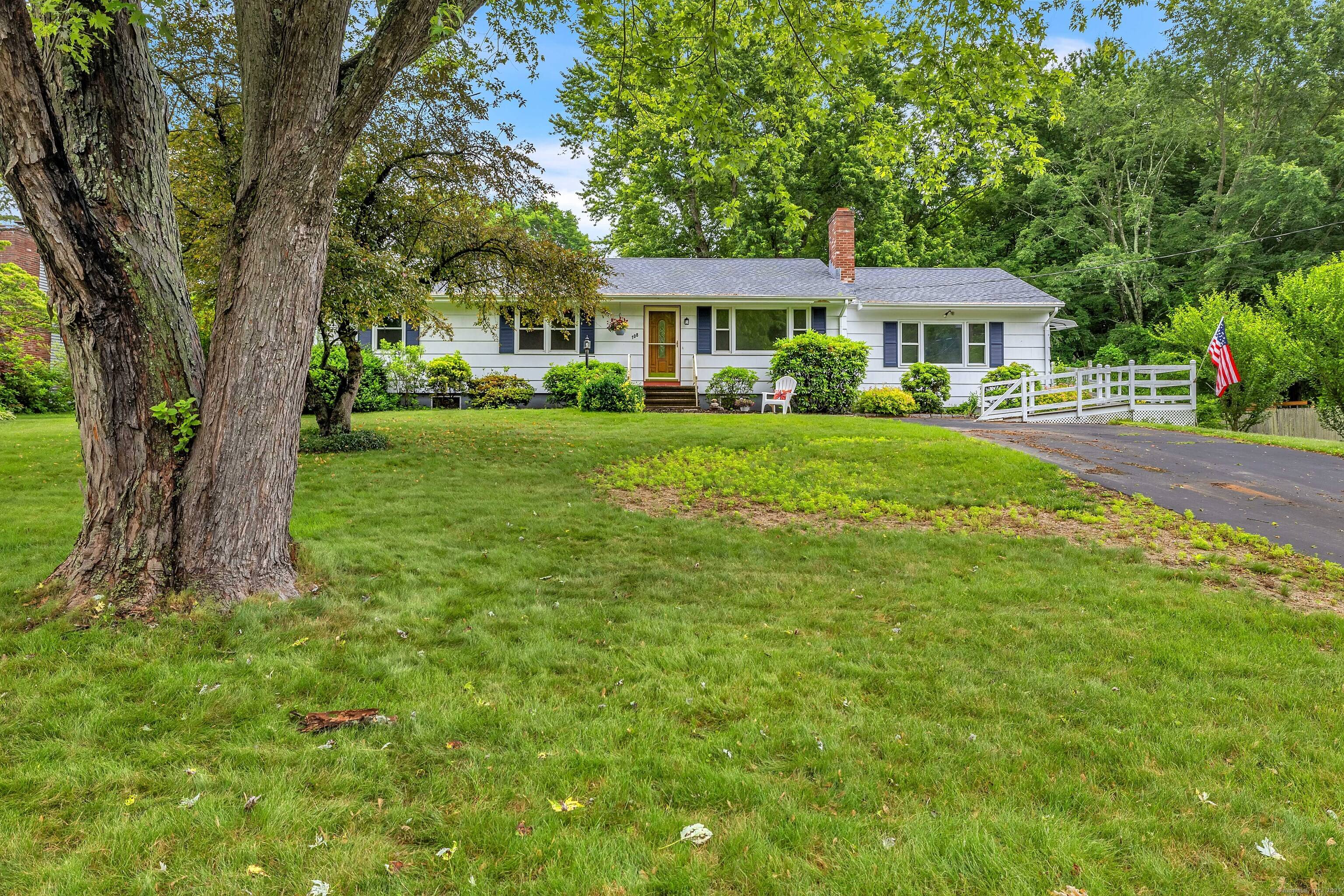 Welcome to easy living with this delightful one story home in Madison, CT.