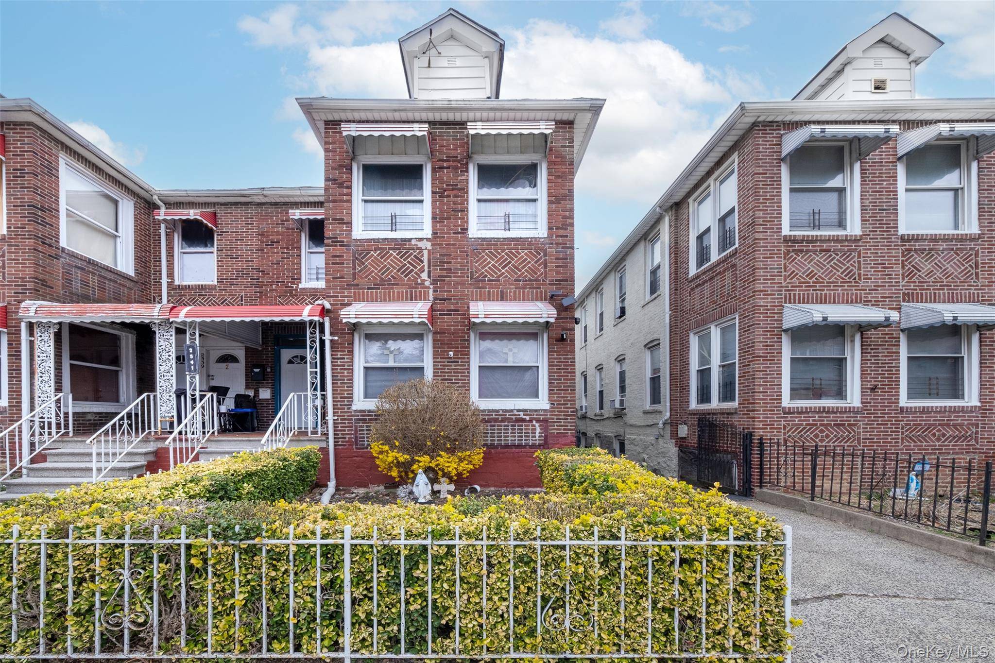 Welcome to 2541 Holland Avenue !