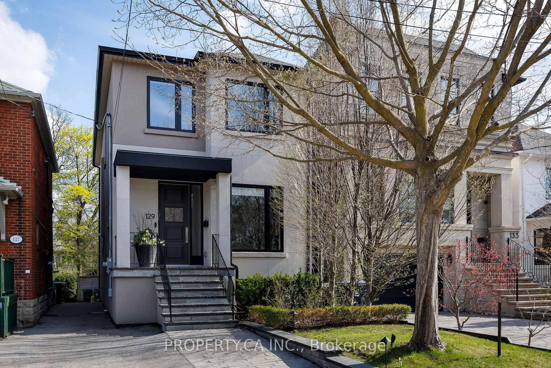 Welcome to 129 Fairlawn Ave ; The Ultimate Family Oasis in Bedford Park !