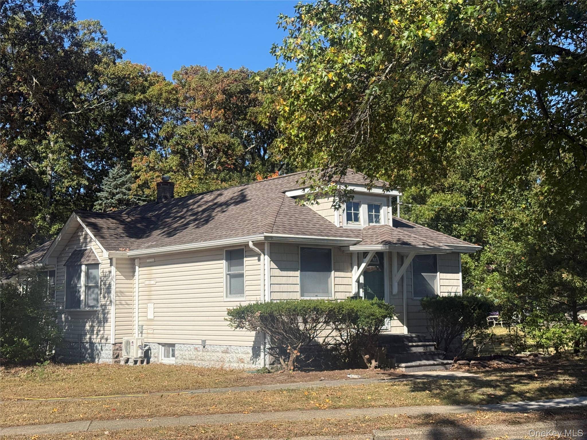 Amazing Single Family house in the loverly Farmingdale !