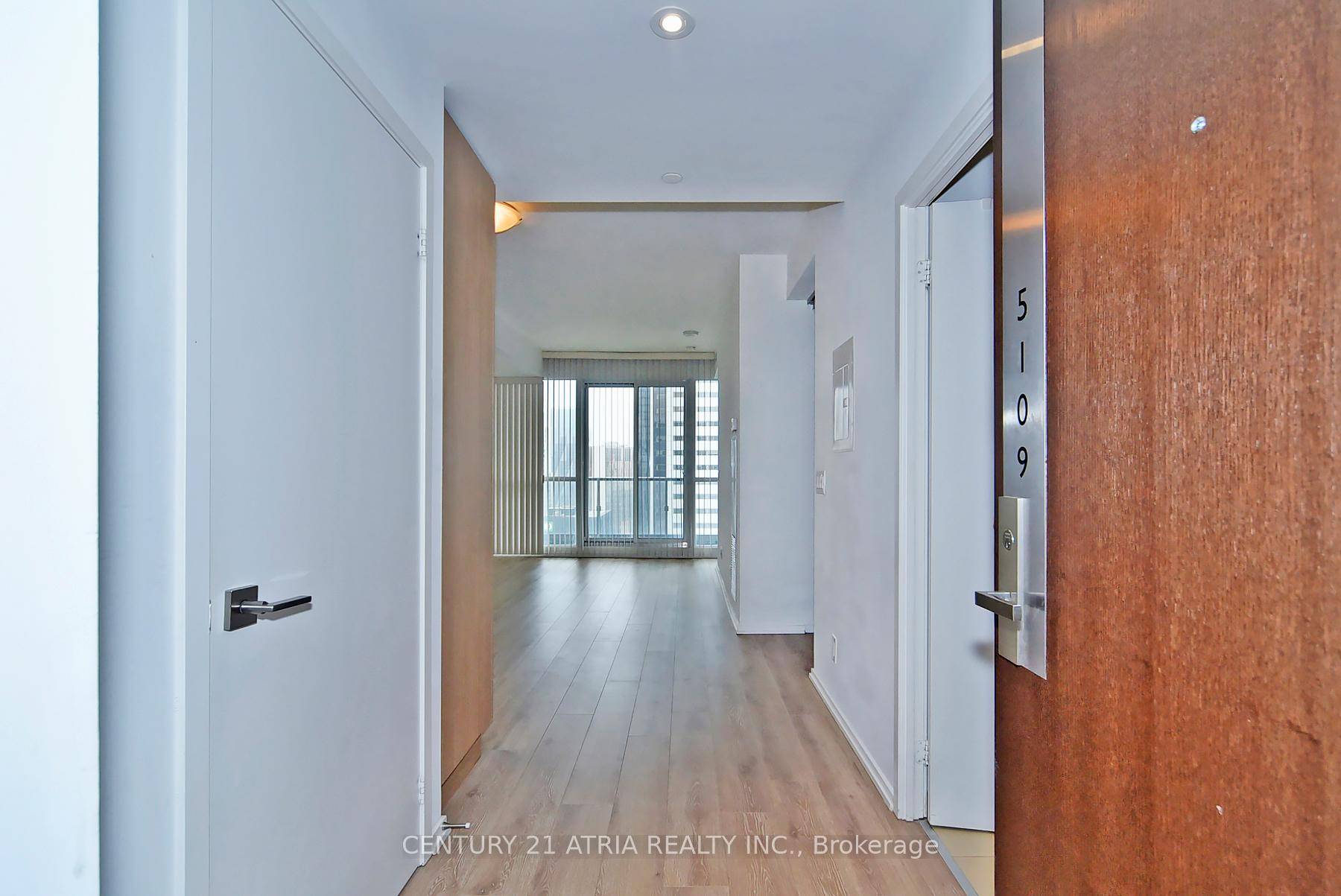 Downtown Core In The Heart Of Financial District Luxurious Indx Condo Suite On HigherFloor.