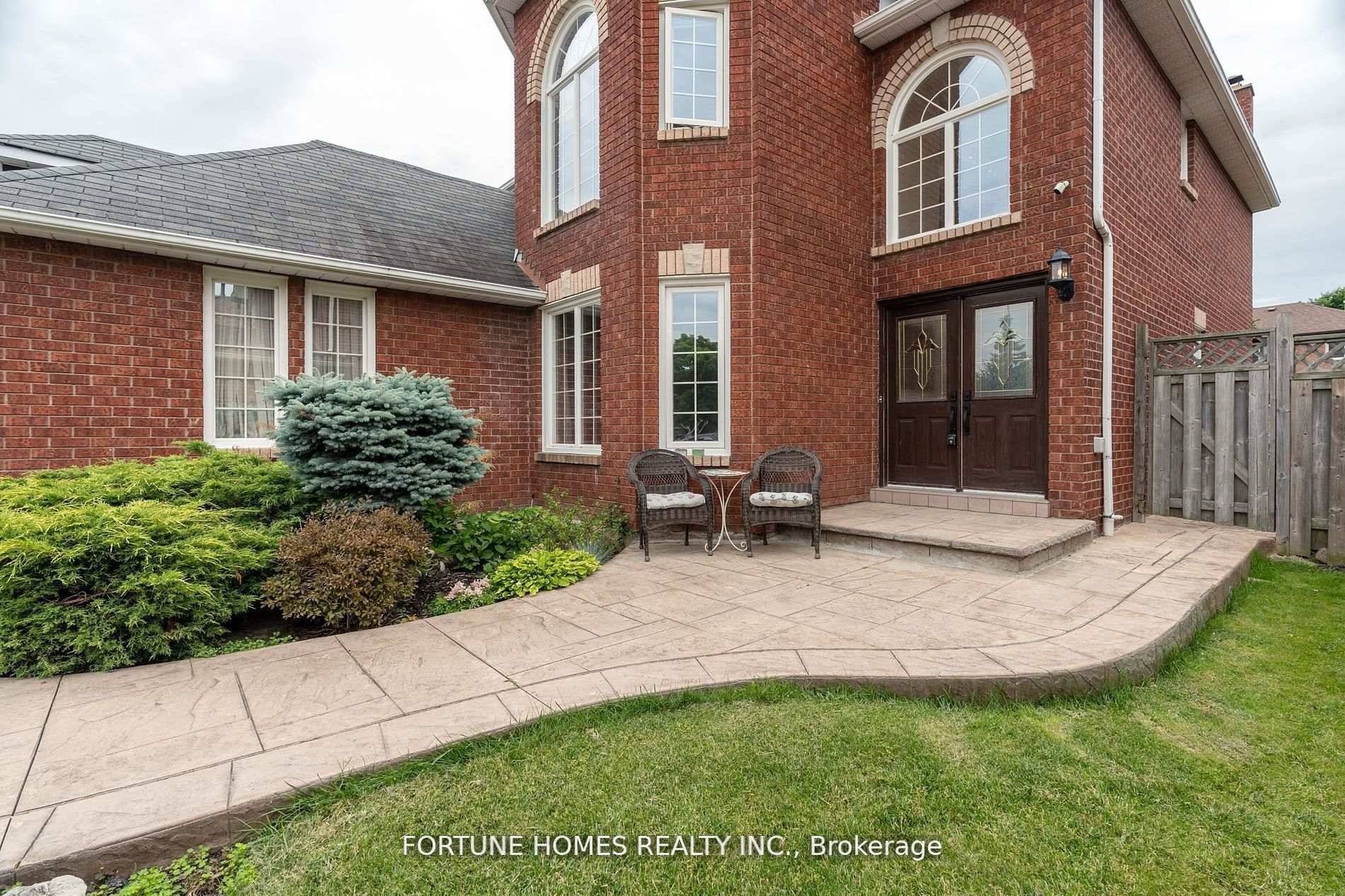 Welcome to 14 Shadywood Road a beautifully updated 4 bedroom detached home set on an impressive 50 x 143 foot lot in one of Bramptons most established and prestigious neighborhoods.