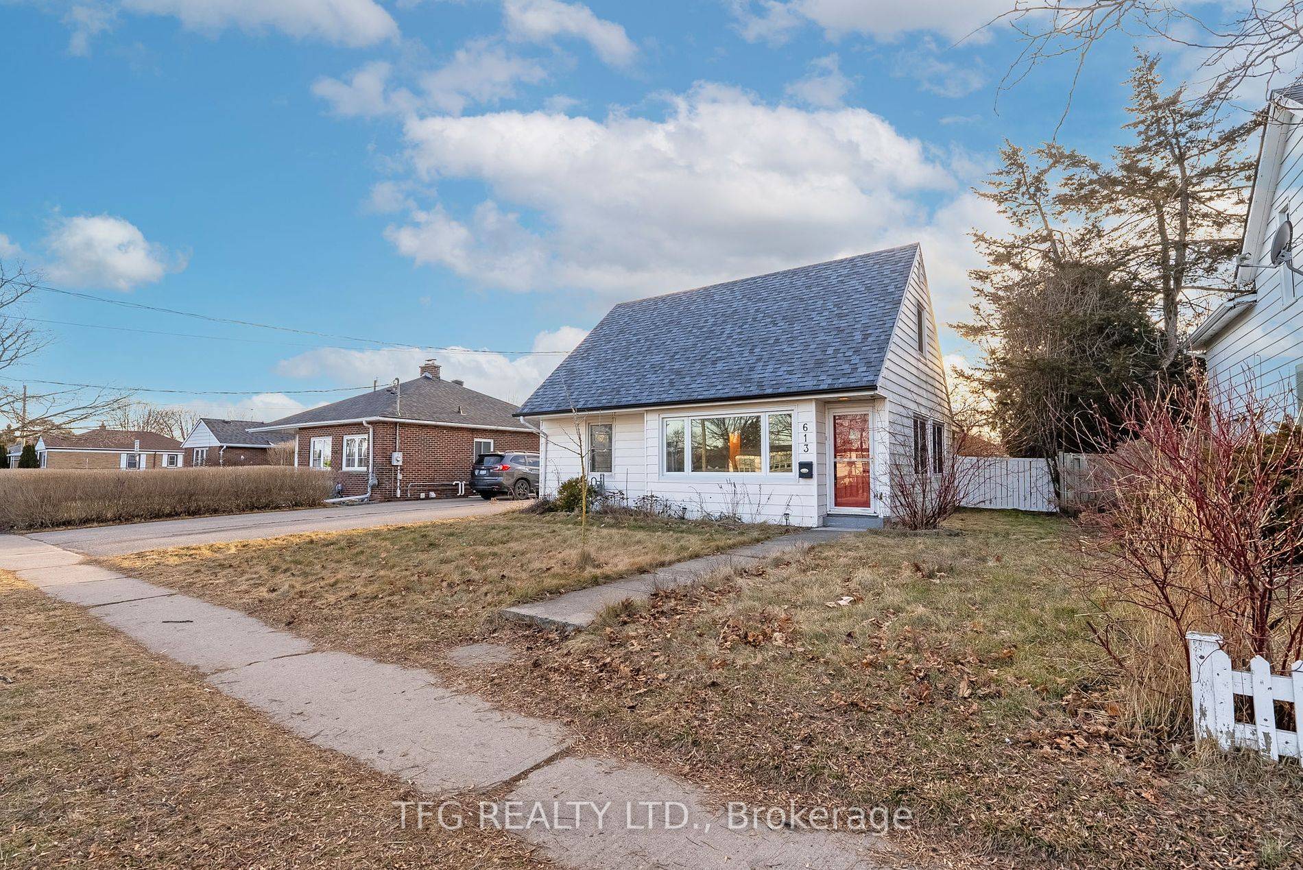 Great Sized 4 Bedroom Detached Family Home In A Beautiful Mature Neighborhood !