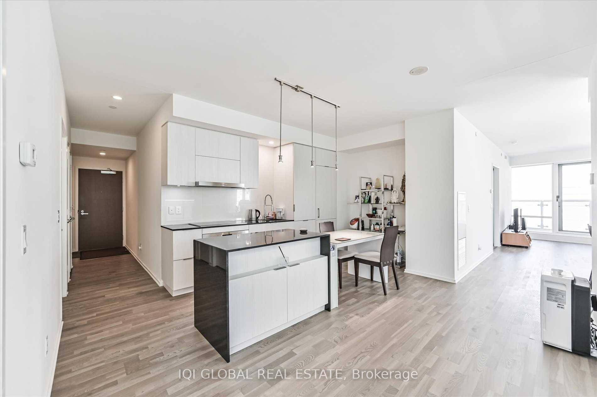 Enjoy the luxury living in the most prestige address in Downtown Toronto !