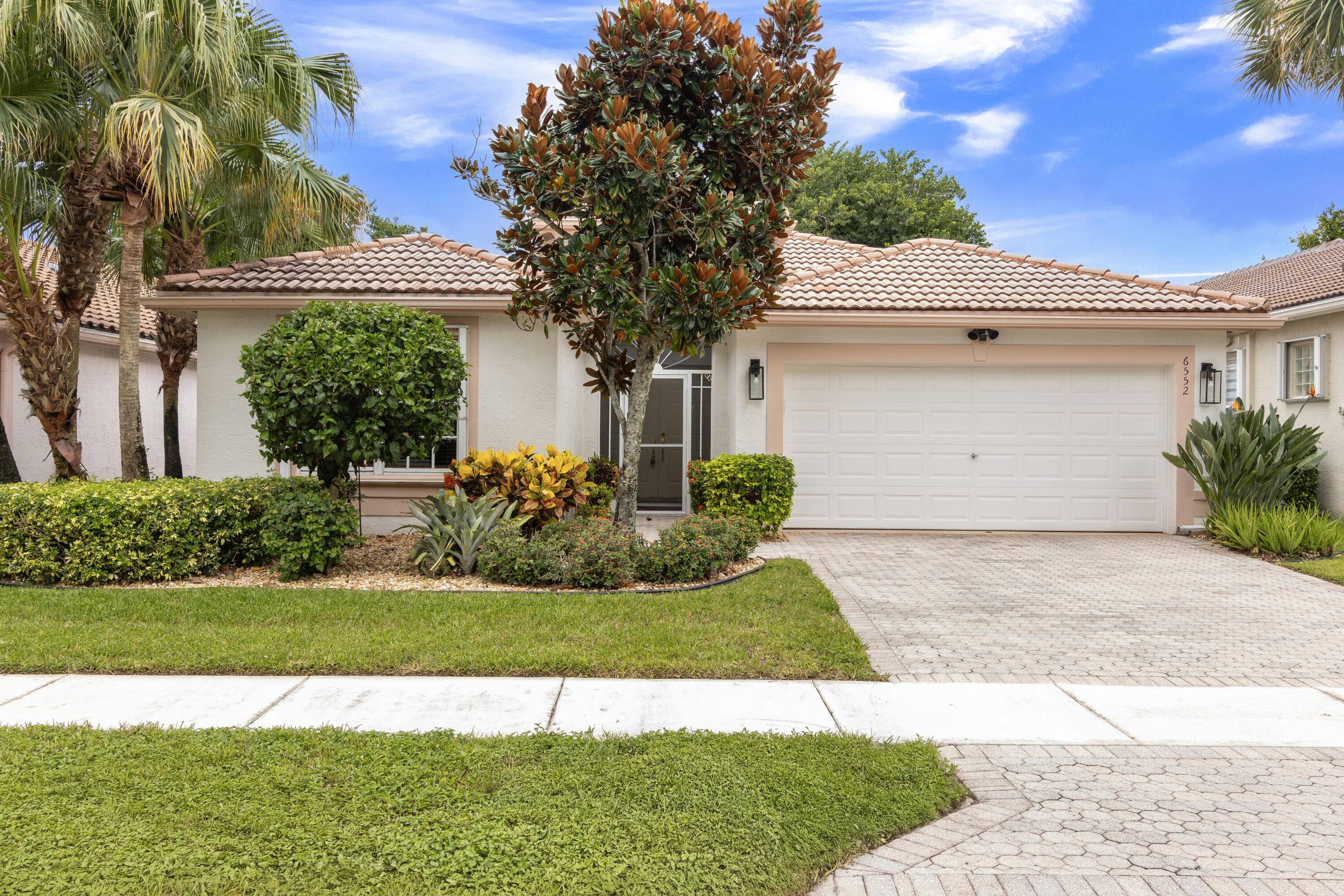 Well loved Coral Model situated on a private garden lot !