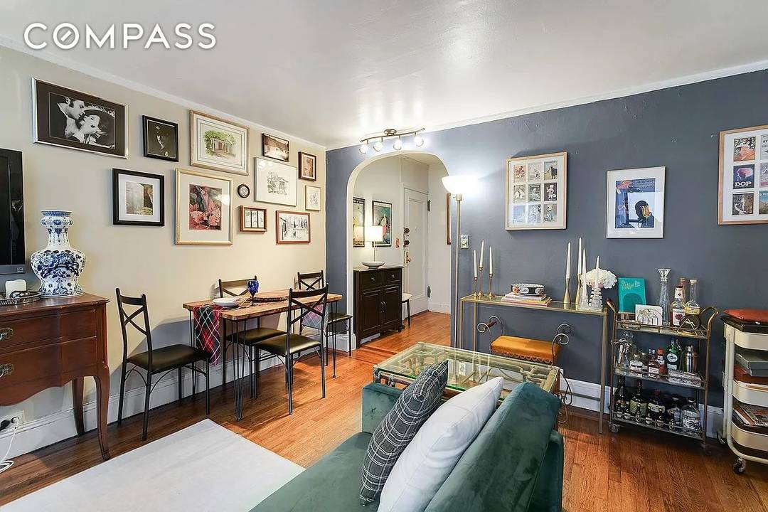 240 East 24th Street, Unit 4G is an oversized, south facing prewar one bedroom located in a charming 36 unit building in the heart of Kips Bay.