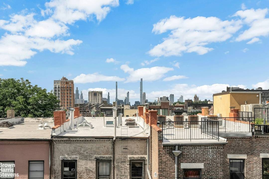 Historic Harlem Townhouse Discover a rare opportunity to own a stately 5 story, 20 foot wide townhouse nestled in the heart of Harlem's most desirable enclave, the Mount Morris Park ...