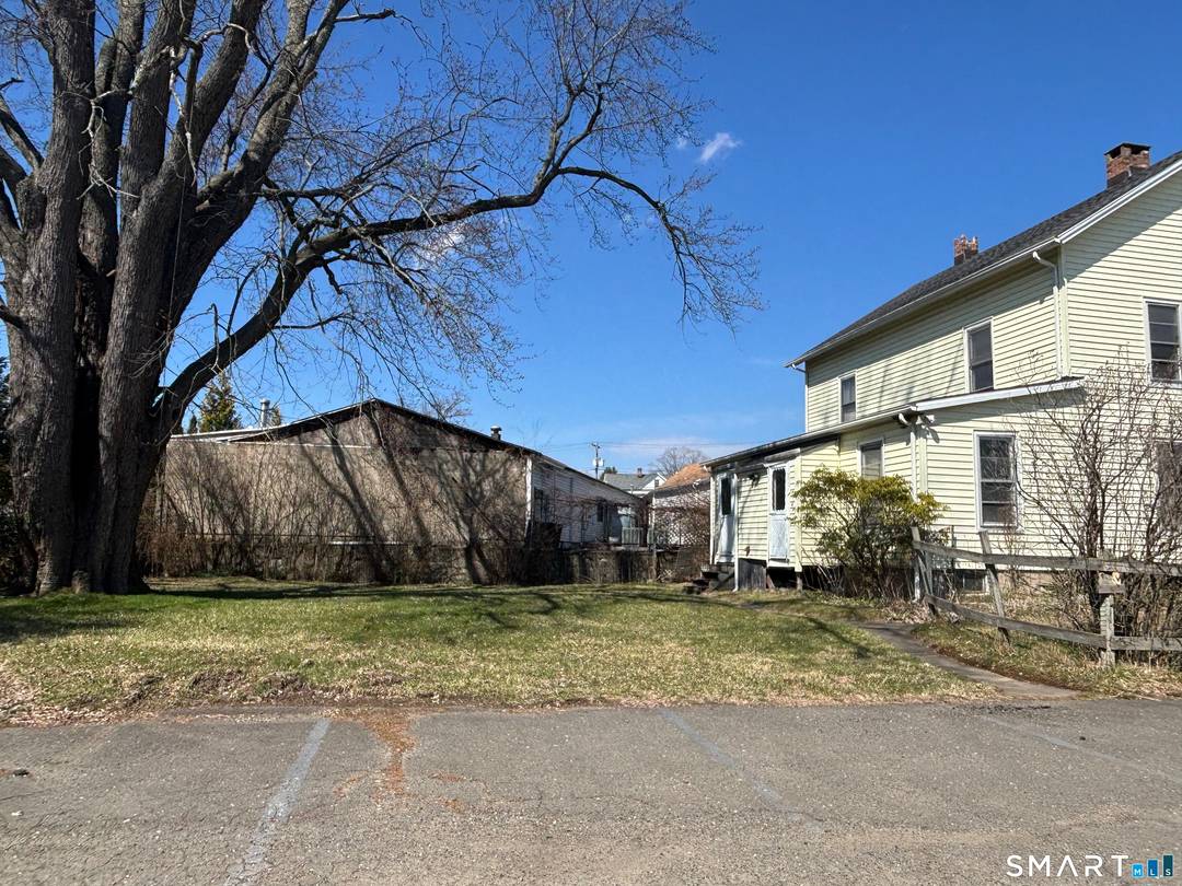 Two family duplex located in the CL 10 zone with convenient access to shopping, dining, and major commuter routes.