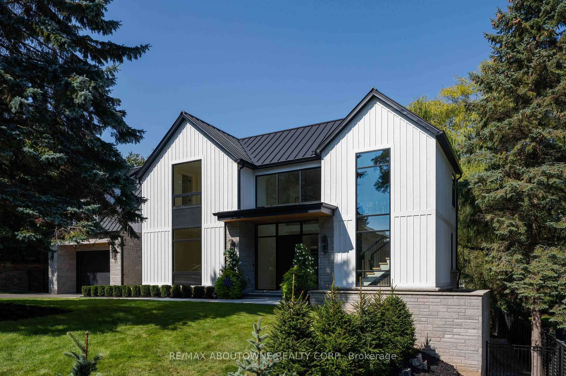 Located close to the shores of Lake Ontario in South Central Oakville, on the picturesque cul de sac Lakewood Drive, this brilliant David Smalls designed home will captivate your senses.