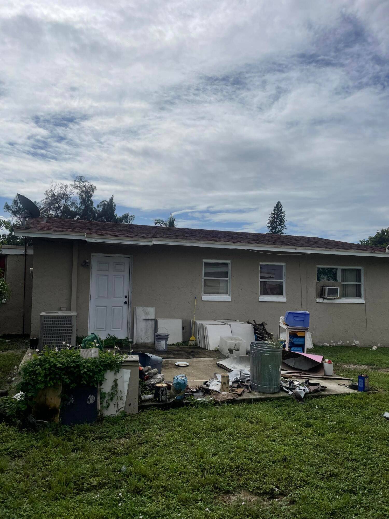 3bd 1ba single family home with 1, 228 sq.