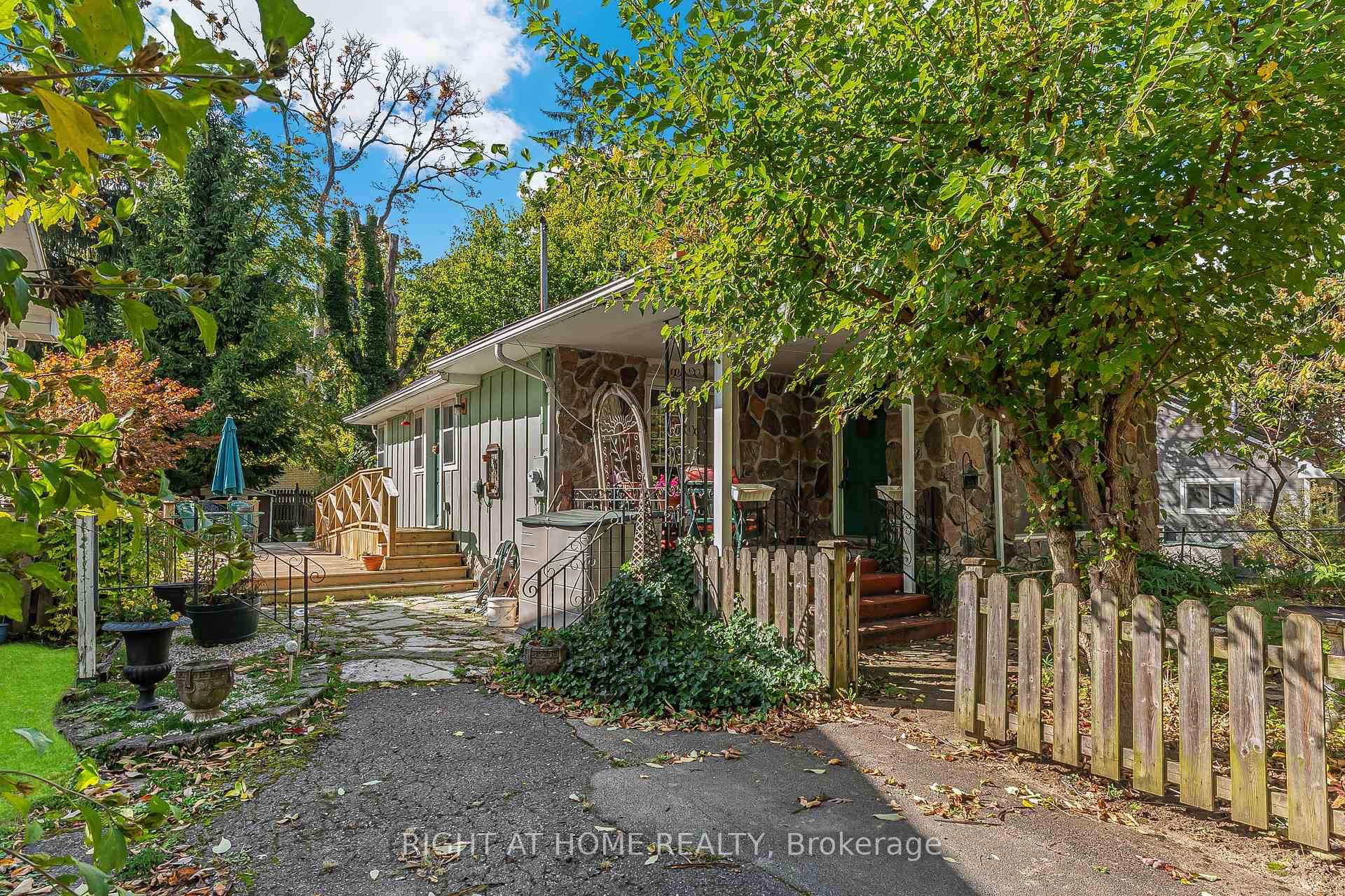 Welcome to Chautauqua. One of the original cottage areas of Niagara on the Lake.