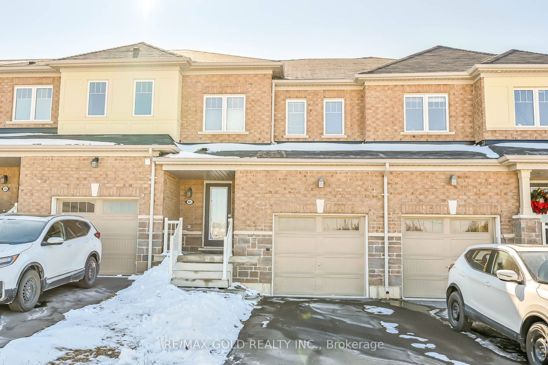 Introducing This Beautiful 3 bedroom, 3 bathroom Townhouse Nestled in a Serene Neighbourhood.