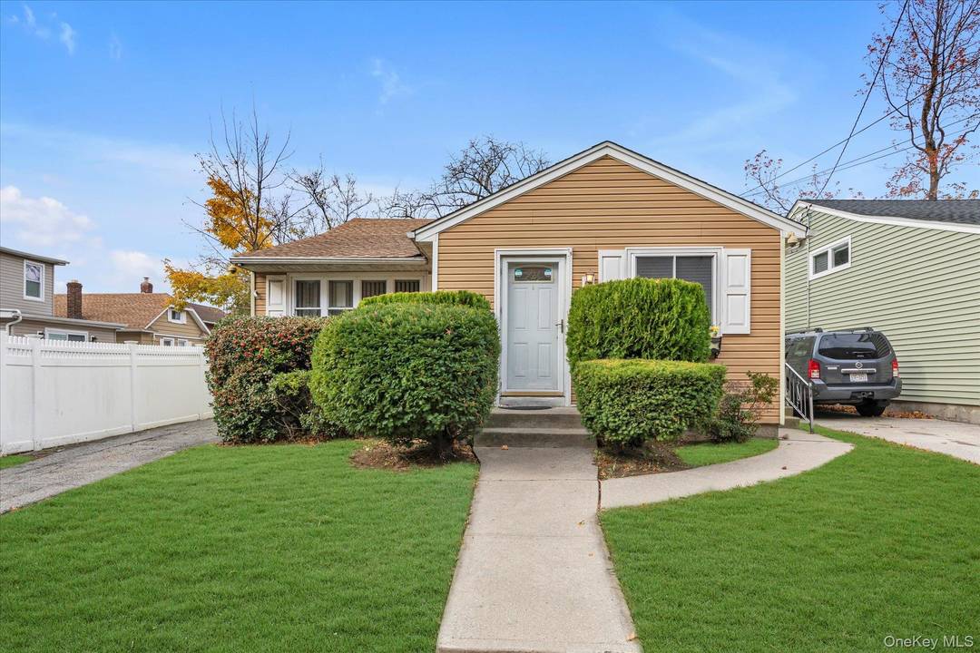 Opportunity Knocks in College Point North !